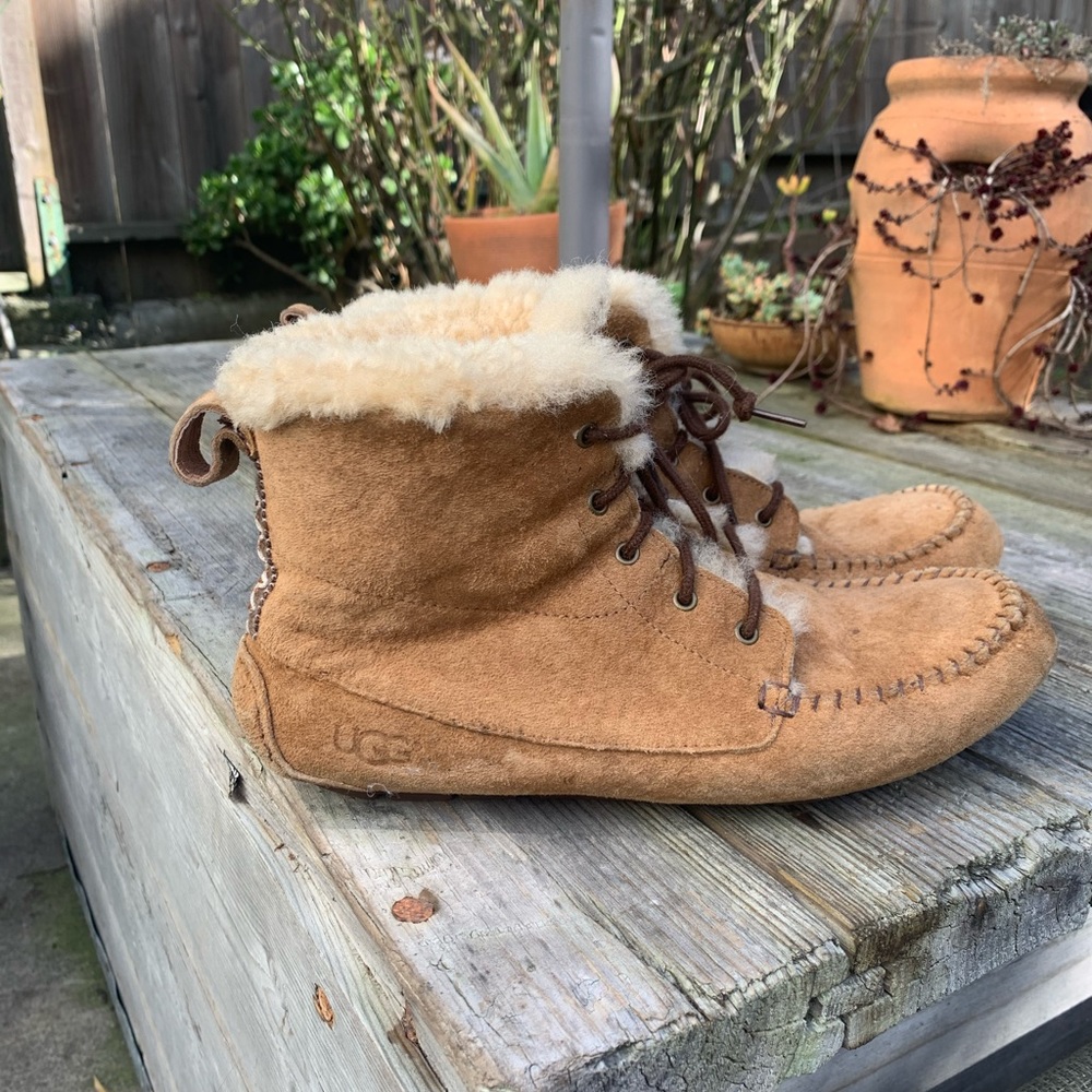 UGG CHICKAREE BOOTIE SIZE 8 Chestnut